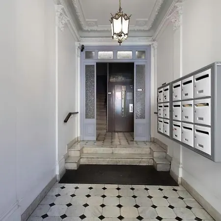 #57 Notre Dame Balcony & Ac * Nice