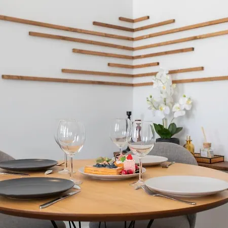 #57 Notre Dame Balcony & Ac *