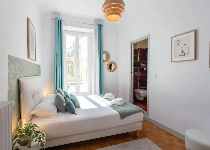 #57 Notre Dame Balcony & Ac